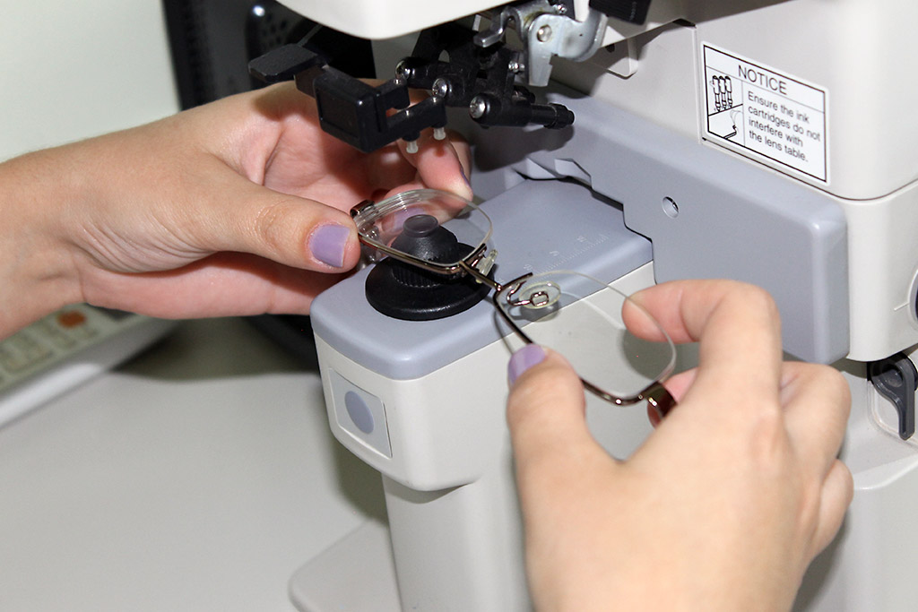 Conferência dos óculos - Lensometria computadorizada